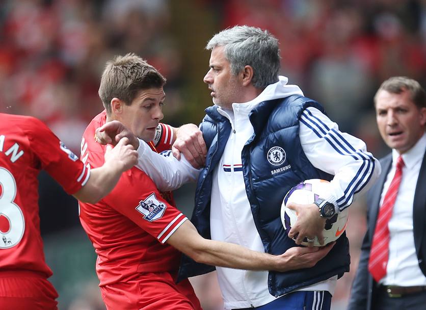 Liverpool-Chelsea e un&#39;immagine simbolo: Steve Gerrard prova a strappare la palla dalle mani di Mourinho. Ma Jos gliela nasconder. E alla fine, anche grazie a un errore del capitano, vincer la partita riaprendo la Premier League. Action Images